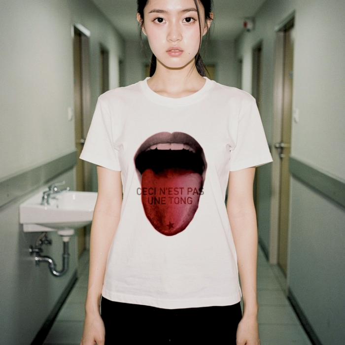 modele-femme-pas-une-tong T-shirt Ceci n'est pas une tong - shop b. - t-shirt graphique made in France